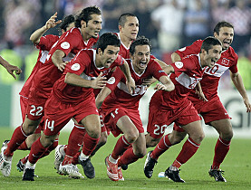 L'esplosione incontenibile di gioia dei giocatori turchi dopo la vittoria ai rigori sui rivali croati nel secondo quarto di finale di Euro 08.